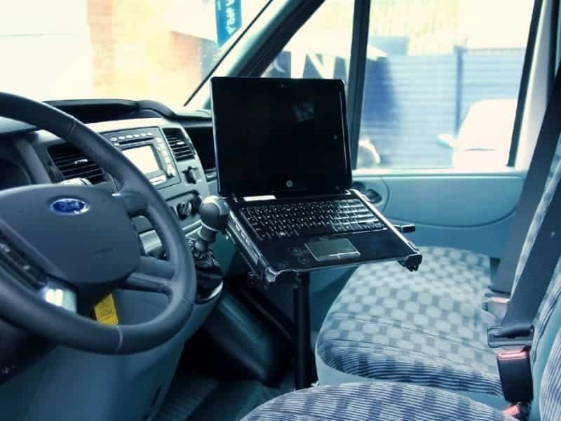 isfordink-olst-bedrijfswageninrichting-laptop-houder